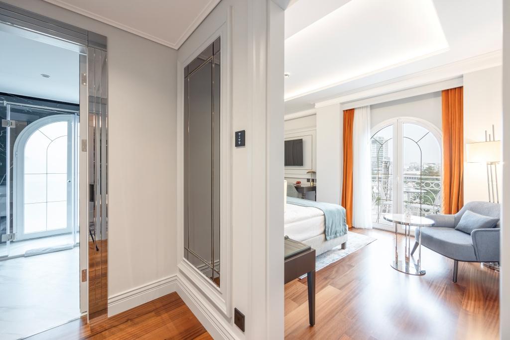 Deluxe King with City View