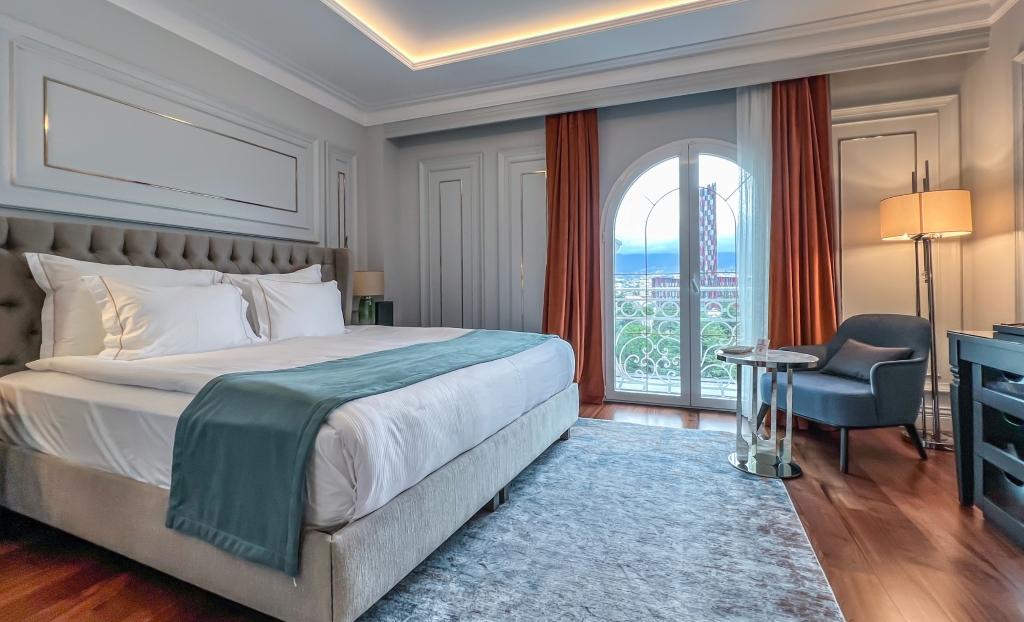 Deluxe King with City View