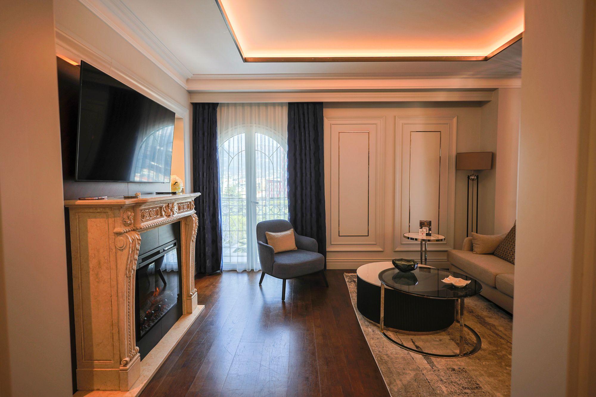 Premier King Suite with City View