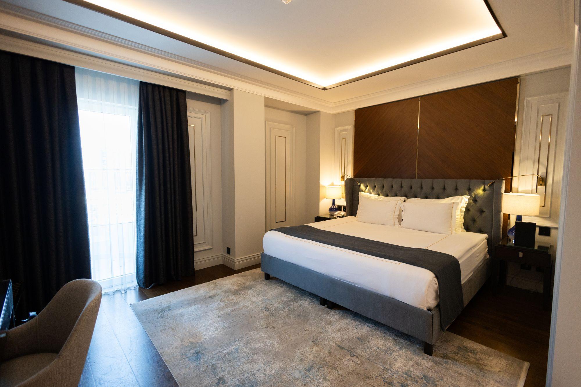 Premier King Suite with City View